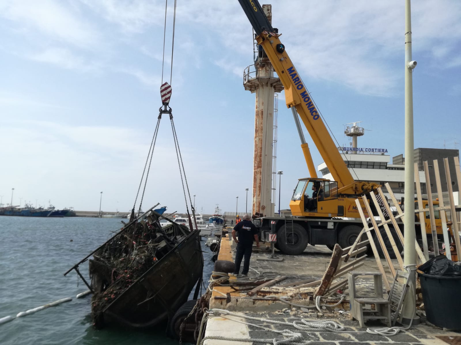 Scopri di più sull'articolo Recupero di un relitto nel porto di Mazara del Vallo