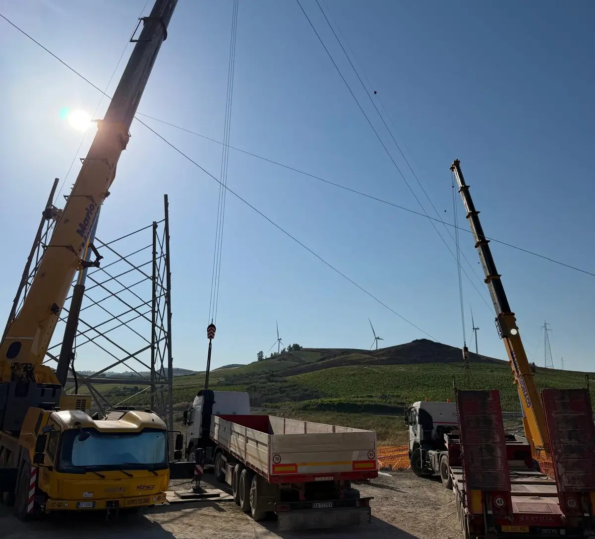 Al momento stai visualizzando Sollevamento traliccio porta cavi elettrici